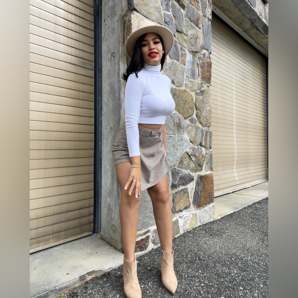 Set of two white turtleneck shirt and stamped skirt .